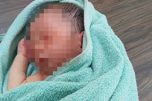 Cô gái 23 tuổi đi xe Grab thì phát hiện bé trai sơ sinh bị bỏ rơi ở bãi đất