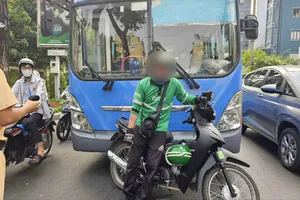Triệu tập tiếp viên xe buýt đánh tài xế xe công nghệ ở trung tâm TP.HCM