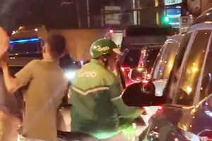 Tài xế ô tô cầm gậy sắt đánh bể nón bảo hiểm tài xế xe ôm công nghệ rồi bỏ chạy ở Bình Thạnh