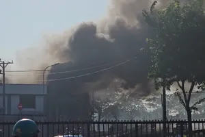 Cháy dữ dội kho vải ngàn mét, cảnh sát phong tỏa một đoạn Quốc lộ 1