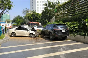 Ô tô ‘điên’ tông hàng loạt xe máy, ô ô trên đường Hoàng Văn Thụ