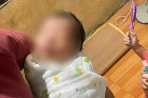 Bé gái sơ sinh trong giỏ nhựa bên đường với lời nhắn từ người mẹ xưng sinh viên