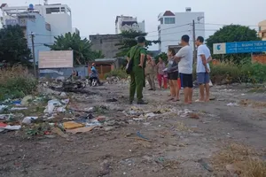 Chiếc xe máy bốc cháy ở bãi đất trống sau khi người điều khiển rời đi