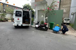 Phát hiện thi thể trẻ sơ sinh trong bãi đất lọt giữa hai căn nhà ở Tân Phú