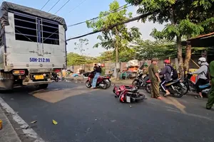 Cảnh sát phong tỏa, làm hiện trường vụ tai nạn chết người gần chợ đầu mối