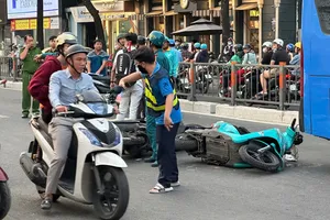 Hai xe máy va chạm trên đường Quang Trung, 1 người bị xe buýt cán tử vong