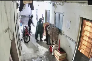 2 người mặc áo mưa dùng dây buộc cửa từng phòng trọ, trộm xe máy