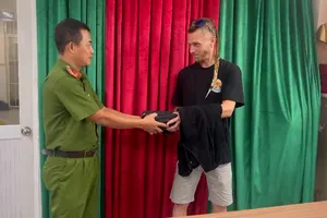 Để quên túi xách trên taxi, du khách Bỉ được công an hỗ trợ tìm lại tài sản