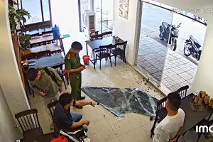 Bị phản ứng vì chọc ghẹo cô gái, quay qua đập phá quán ở Tân Bình
