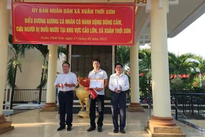 Khen thưởng người đẩy cây chuối rồi nhảy xuống sông cứu 1 phụ nữ ở Hóc Môn