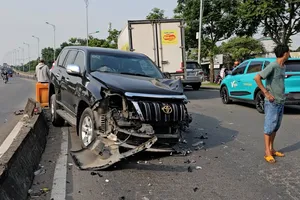 Va chạm ô tô 7 chỗ và xe tải ở Hóc Môn, giao thông ùn ứ