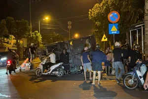 Xe tải đang chạy bị lật đè xe máy, 2 người thoát chết trong đêm