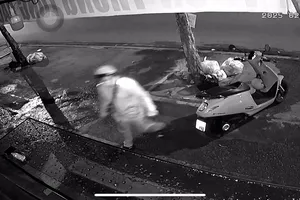 Thanh niên dán đè mã QR chuyển tiền ở Hóc Môn trong đêm