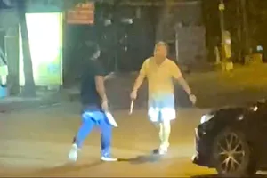 2 tài xế ô tô đứng giữa đường, lăm lăm hung khí dọa đánh ở TP Thủ Đức