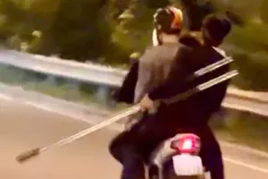 Nhóm thanh niên chạy xe máy 'kẹp 5', tay cầm ba chĩa ở TP Thủ Đức