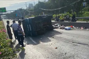 Xe chở rác lật trên đường Đỗ Mười, giao thông ùn ứ