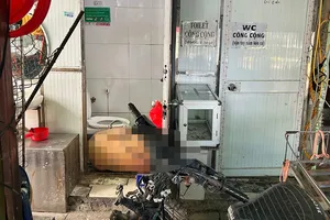 Phát hiện người đàn ông không mặc quần áo chết trong nhà vệ sinh ở Tân Phú