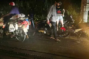 Xe ben đổ nhiều tấn bùn đất ra đường, nhiều người đi xe máy trượt té ở Hóc Môn