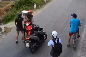 Va quẹt giao thông, người đàn ông bị đấm liên tiếp vào mặt