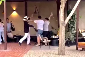 Công an truy xét hai người đàn ông đánh nhau trong quán cà phê ở Thủ Đức