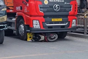 Tai nạn giữa xe container và xe máy khiến người phụ nữ tử vong, giao thông ùn ứ