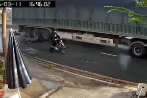 Tai nạn chết người sau va chạm xe máy, container, giao thông ùn ứ