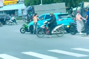 Người đàn ông cầm dao chặn xe taxi giữa đường ở Bình Chánh