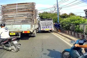 2 tài xế xe tải đánh nhau loạn xạ trên cầu Bà Lát gây ùn ứ