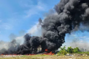 Cảnh sát phong tỏa đường chữa cháy khu đất nhiều ha ở Bình Tân