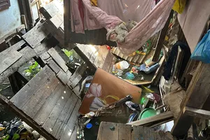 Sập 2 nhà ven kênh Đôi ở quận 8, một người thoát nạn