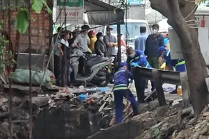 Thi thể người phụ nữ lẫn với rác thải trên kênh nước ở quận 6