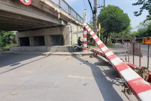 Khung giới hạn chiều cao dạ cầu Xáng thường xuyên bị phá hoại, công an đang truy tìm thủ phạm