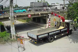 Lắp 2 camera theo dõi ở dạ cầu Xáng để chấm dứt việc xe tông khung giới hạn chiều cao