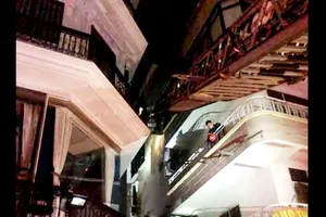 Cháy nhà 5 tầng ở quận Tân Bình, 6 người thoát nạn may mắn