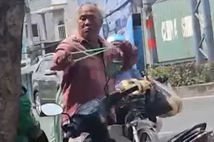 2 tài xế xe ôm đánh nhau túi bụi ở Hóc Môn