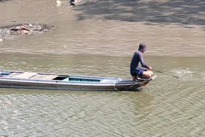 4 ghe máy thản nhiên chích điện bắt cá trên kênh Nhiêu Lộc – Thị Nghè