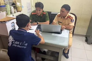 Công an phạt 2 người trong số 4 người đánh bóng bàn trên đường ở Gò Vấp