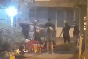 Nhóm người đánh nhau túi bụi, công an vất vả can ngăn ở Bình Tân