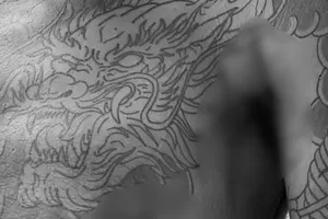 Tìm nhân thân người đàn ông có hình xăm rồng chết ở cổng bến xe Miền Tây