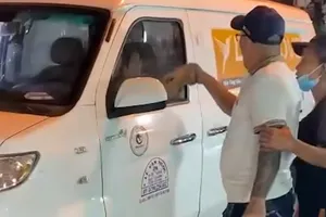 Công an làm việc với người đàn ông đập phá xe ô tô ở Bình Tân