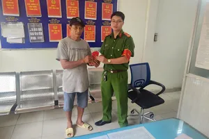 Công an tìm chủ bao lì xì chứa 45 tờ 500 ngàn do người bán bánh mì nhặt được