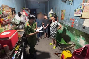 Clip công an bắt, khám xét nơi ở của băng bảo kê bốc xếp hàng ở Chợ Bình Tây