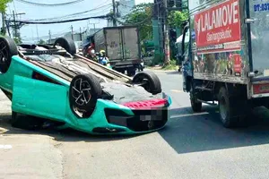 Ô tô lật ngửa sau va chạm với taxi ở TP Thủ Đức
