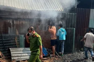 Quán nước ven đường bốc cháy ngùn ngụt, không có thương vong về người