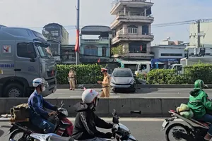 Va chạm xe container ô tô bốn chỗ xoay vòng trên đường Đỗ Mười, giao thông ùn ứ