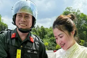 Cô gái rơi ví khi đi chiêm bái Xá lợi Phật ở Bình Chánh được thiếu tá công an nhặt được, trả lại