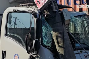 TP.HCM: Xe tải tông gãy trụ điện, kẹt xe kéo dài nhiều giờ