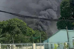 Cháy lớn xưởng nội thất ở huyện Hóc Môn, hàng chục cảnh sát ứng cứu