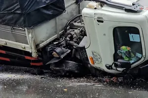 Xe tải lật ngang trên đường Trần Văn Giàu, giao thông ùn ứ trong mưa