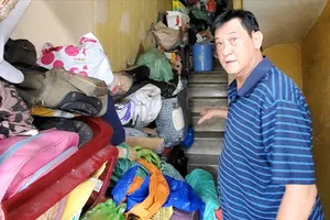 Một người tích trữ ve chai ở nhà nhiều năm, cả chung cư nơm nớp lo cháy nổ